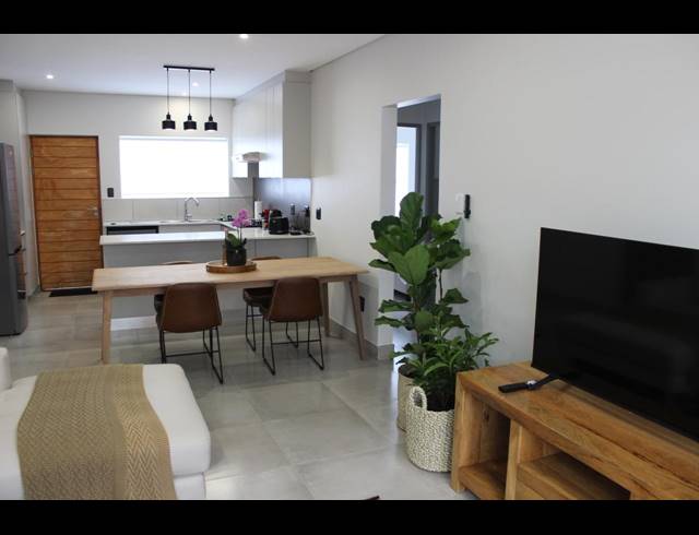 2 BEDROOM APARTMENT TO LET IN GEORGE CENTRAL
